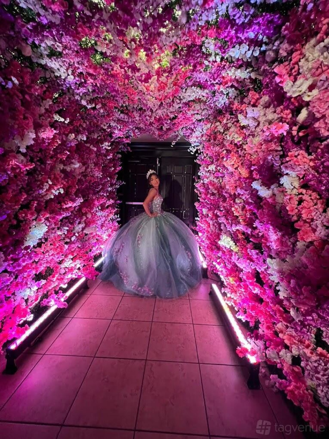 Túnel de flores para entrada de quinceañera