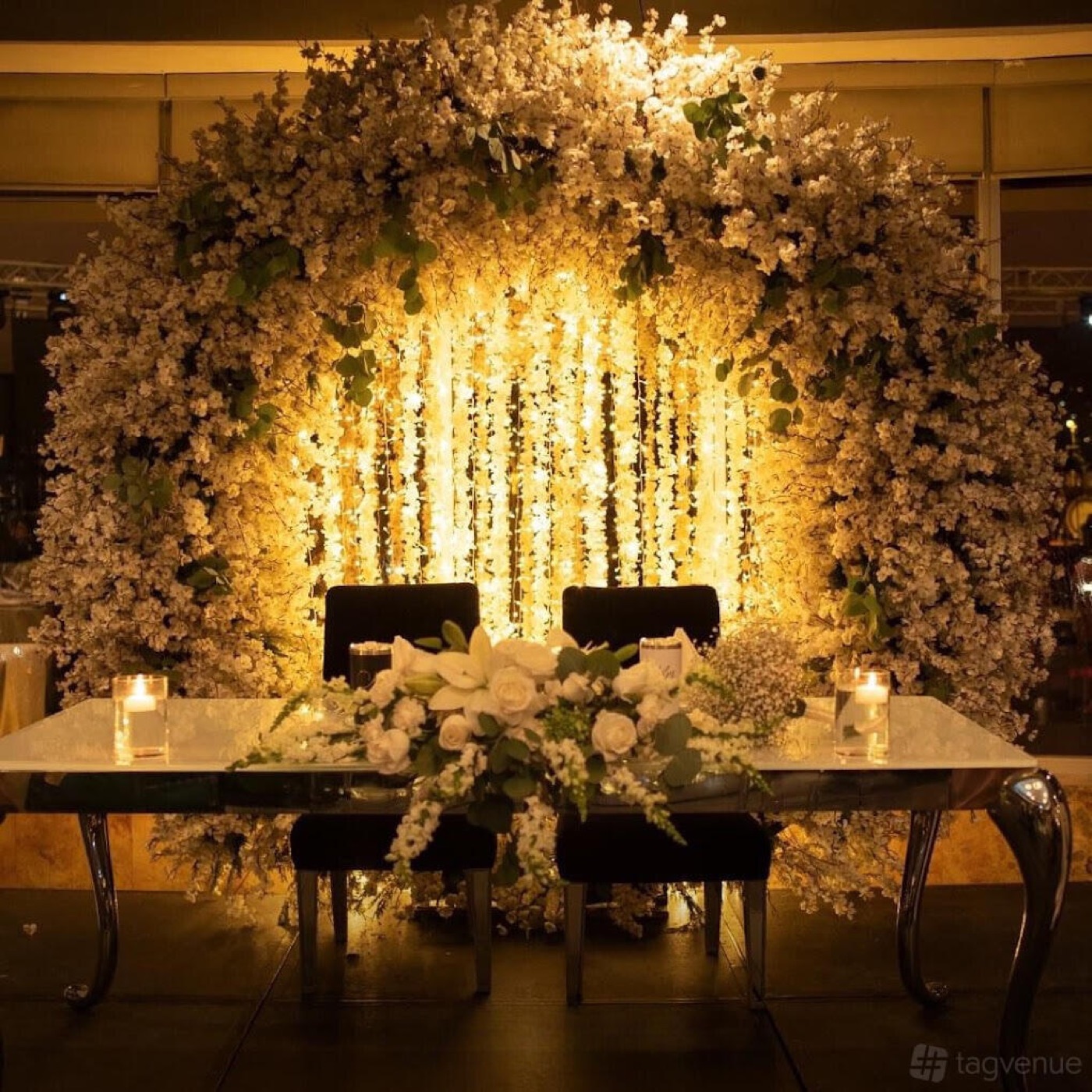Arco floral blanco y rosa en el salón Tamez Event Center